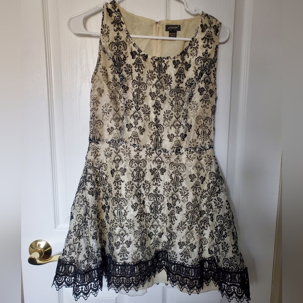 🔴 Elegant cream cocktail dress with black lace